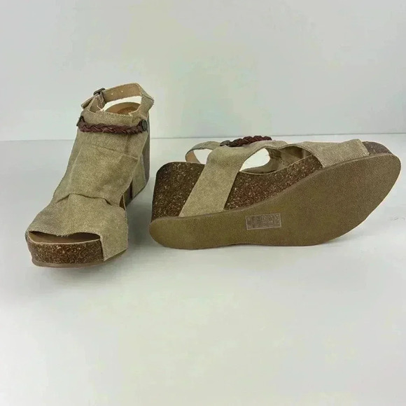 BLOWFISH NWOT SIZE 10 TAN DENIM FABRIC WITH BROWN LEATHER TRIM WEDGE - Picture 4 of 9